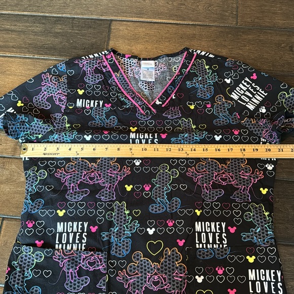 💜3/$15 Disney “Mickey Loves Minnie” Scrub - Picture 8 of 9